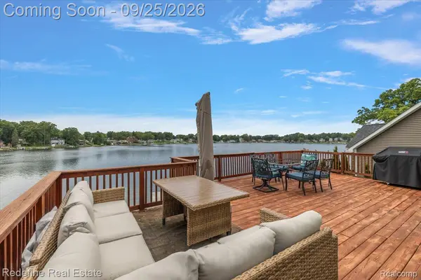 6186 Fonda Lake DR, Green Oak Township, MI 48116