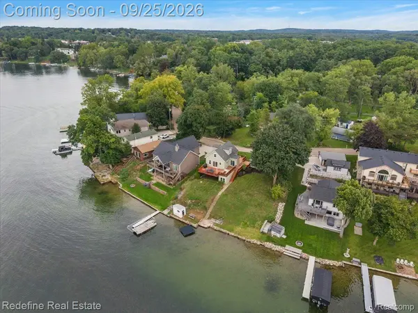 6186 Fonda Lake DR, Green Oak Township, MI 48116