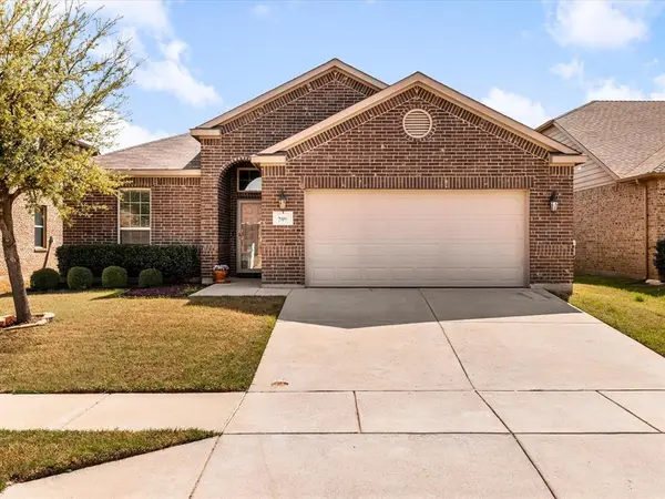209 Emerald Creek Drive, Fort Worth, TX 76131