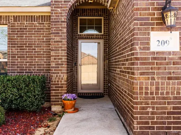 209 Emerald Creek Drive, Fort Worth, TX 76131