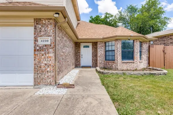 4220 Canyon Trail, Lake Worth, TX 76135