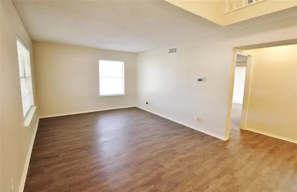 900 Valley Ridge Drive, Desoto, TX 75115