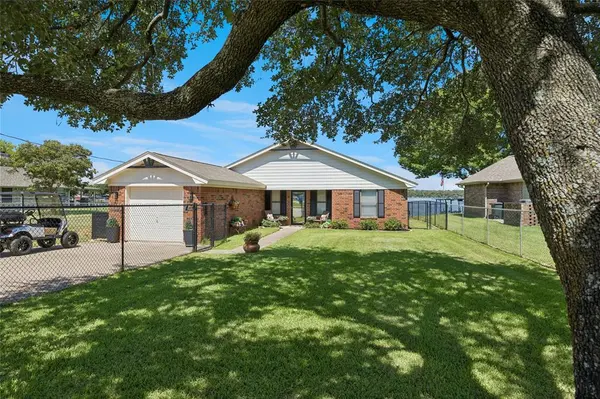 4001 Apache Trail Court, Granbury, TX 76048