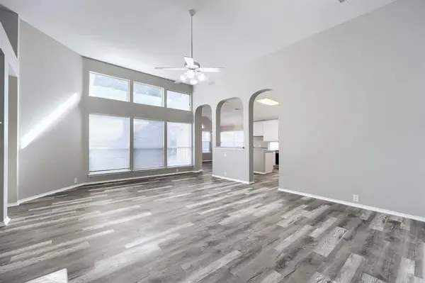 605 Oakbrook Drive, Burleson, TX 76028