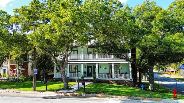 300 & 302 W Spring Street, Weatherford, TX 76086