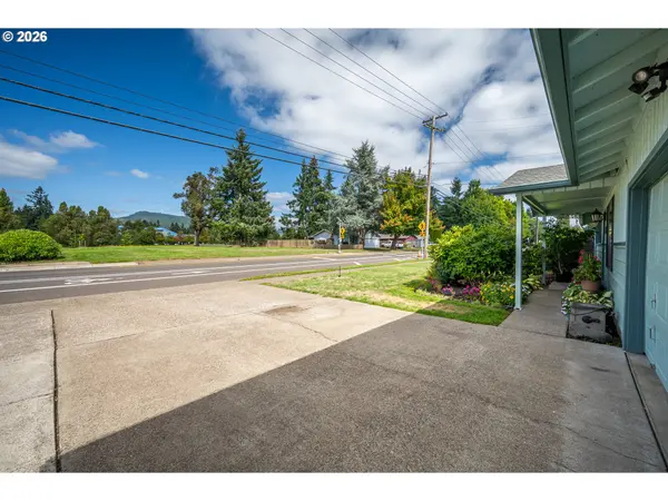 6111 THURSTON RD, Springfield, OR 97478