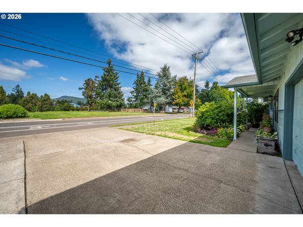 6111 THURSTON RD, Springfield, OR 97478