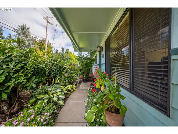 6111 THURSTON RD, Springfield, OR 97478