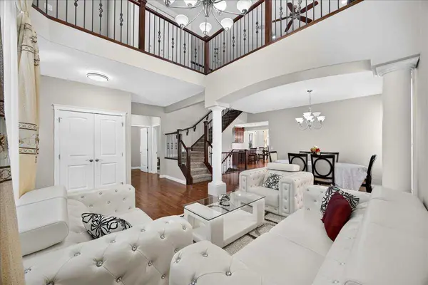 25 Sherwood Close NW, Calgary, AB T3R 0B3