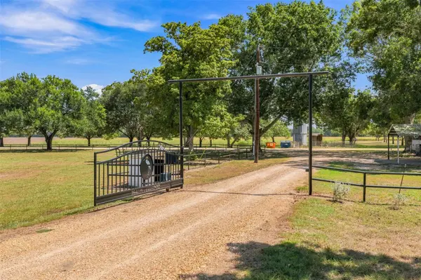 2840 Riverwood Rd., Gonzales, TX 78629