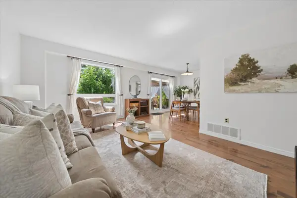 648 Creekview CIR, Pickering, ON L1W 2Z7