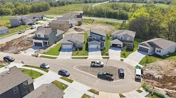 807 Glenn CIR, Raymore, MO 64083