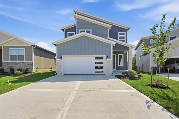 807 Glenn CIR, Raymore, MO 64083