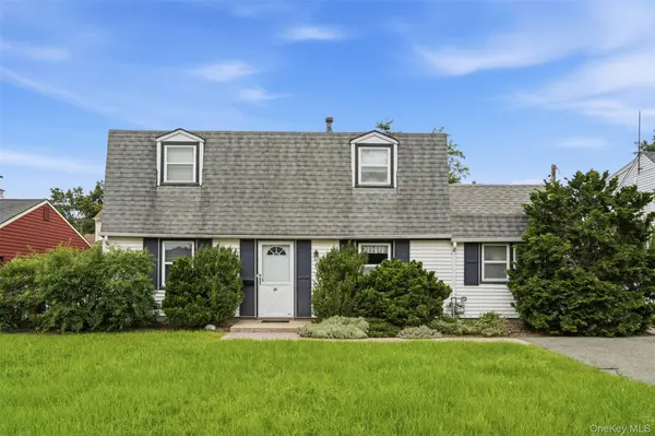 21 Appletree LN, Carle Place, NY 11514