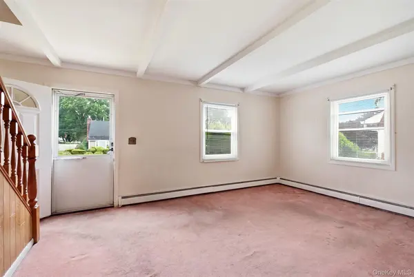 21 Appletree LN, Carle Place, NY 11514