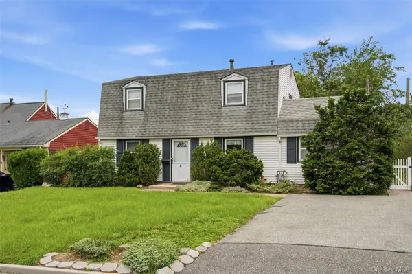 21 Appletree LN, Carle Place, NY 11514