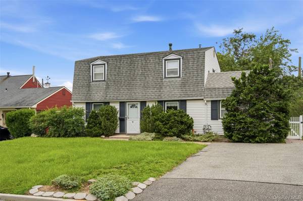 21 Appletree LN, Carle Place, NY 11514