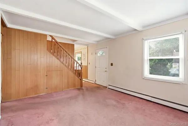 21 Appletree LN, Carle Place, NY 11514