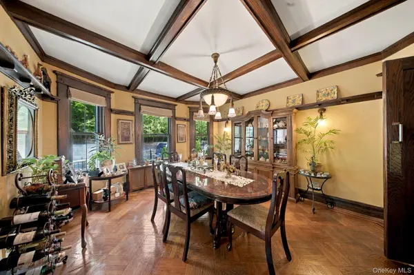 8401 104th ST, Richmond Hill, NY 11418