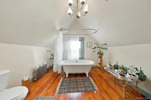 8401 104th ST, Richmond Hill, NY 11418