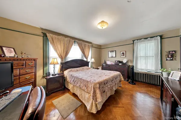 8401 104th ST, Richmond Hill, NY 11418