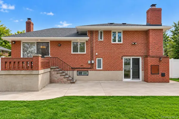 76 Marcus AVE, New Hyde Park, NY 11040