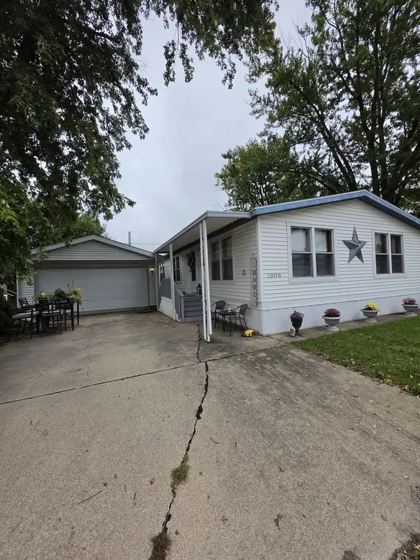 1306 13th ST, Bloomington, IL 61704
