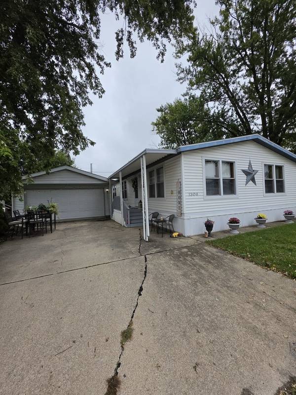 1306 13th ST, Bloomington, IL 61704