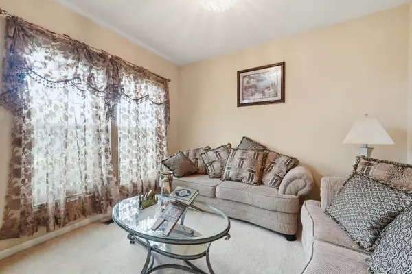 3104 Deerpath LN, Carpentersville, IL 60110