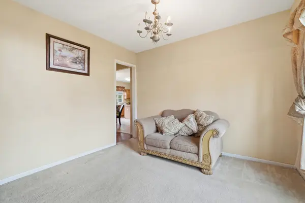 3104 Deerpath LN, Carpentersville, IL 60110