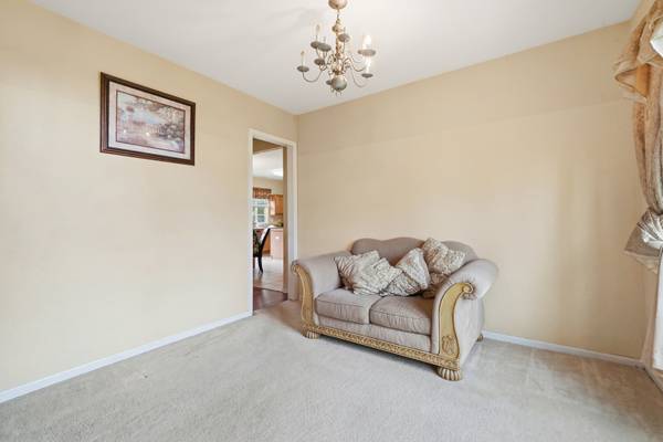 3104 Deerpath LN, Carpentersville, IL 60110