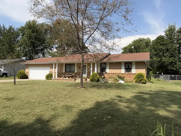 374 Northwood LN, Salem, IL 62881