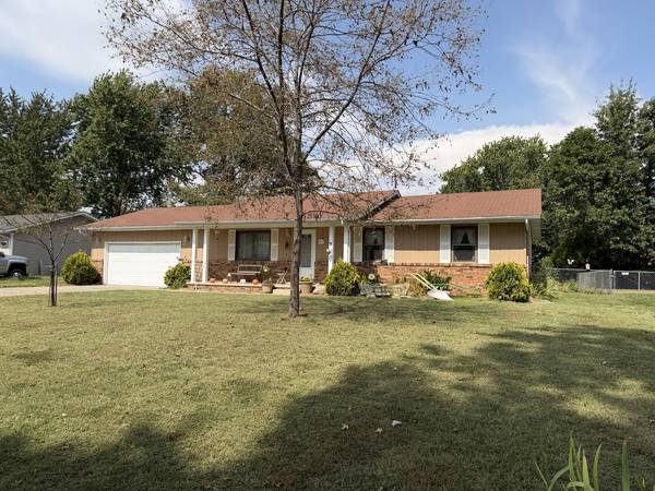 374 Northwood LN, Salem, IL 62881