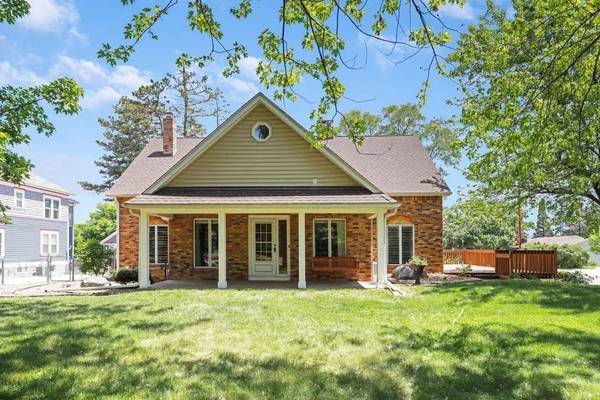 1598 E Shore DR, Saint Paul, MN 55106