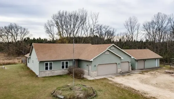E8835 HUNTLEY RD, New London, WI 54961-8619