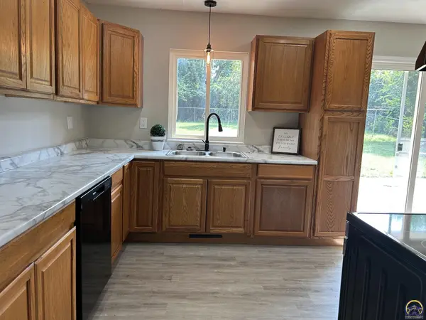 1103 SW 32nd St, Topeka, KS 66611
