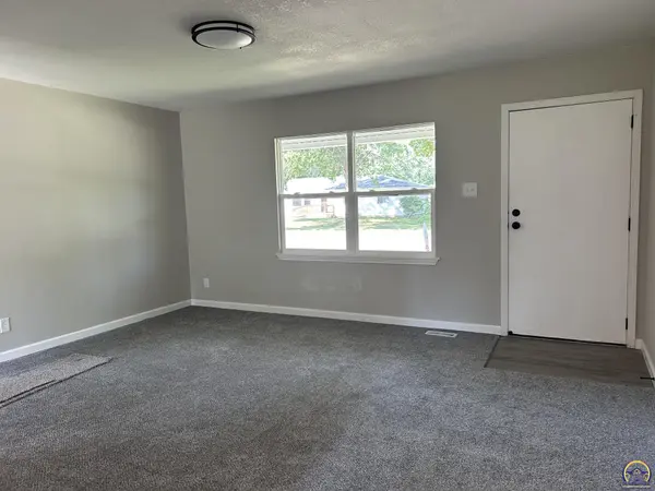 1103 SW 32nd St, Topeka, KS 66611