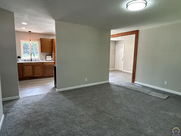 1103 SW 32nd St, Topeka, KS 66611
