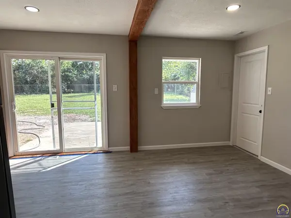 1103 SW 32nd St, Topeka, KS 66611