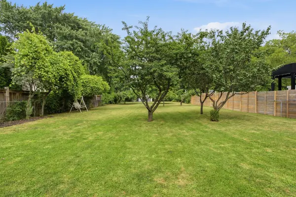 513 Maplehurst AVE, Oakville, ON L6L 4Y8