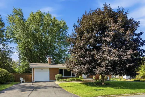 20 Parthia AVE, Cityview - Parkwoods Hills - Rideau Shore, ON K2E 5J9