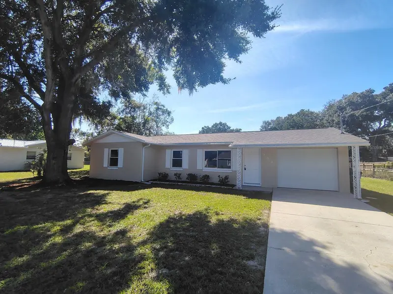 904 HICKORY AVE, Fruitland Park, FL 34731