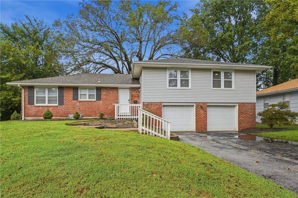 3238 N Chippewa DR, Kansas City, MO 64116
