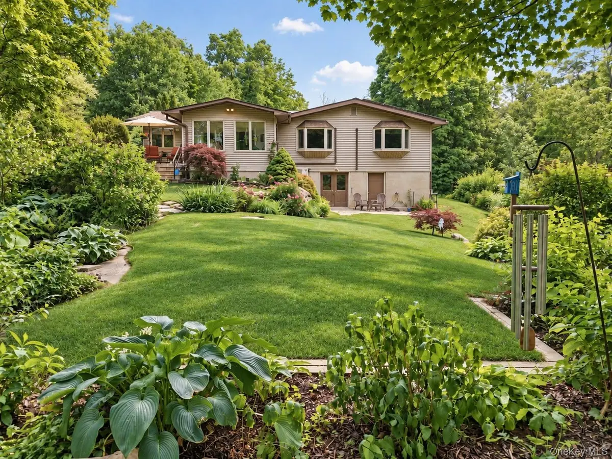 39 Loughran LN, Highland, NY 12528