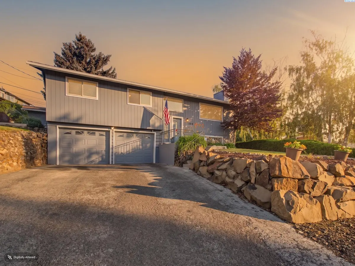 106 N 12th St, Selah, WA 98942
