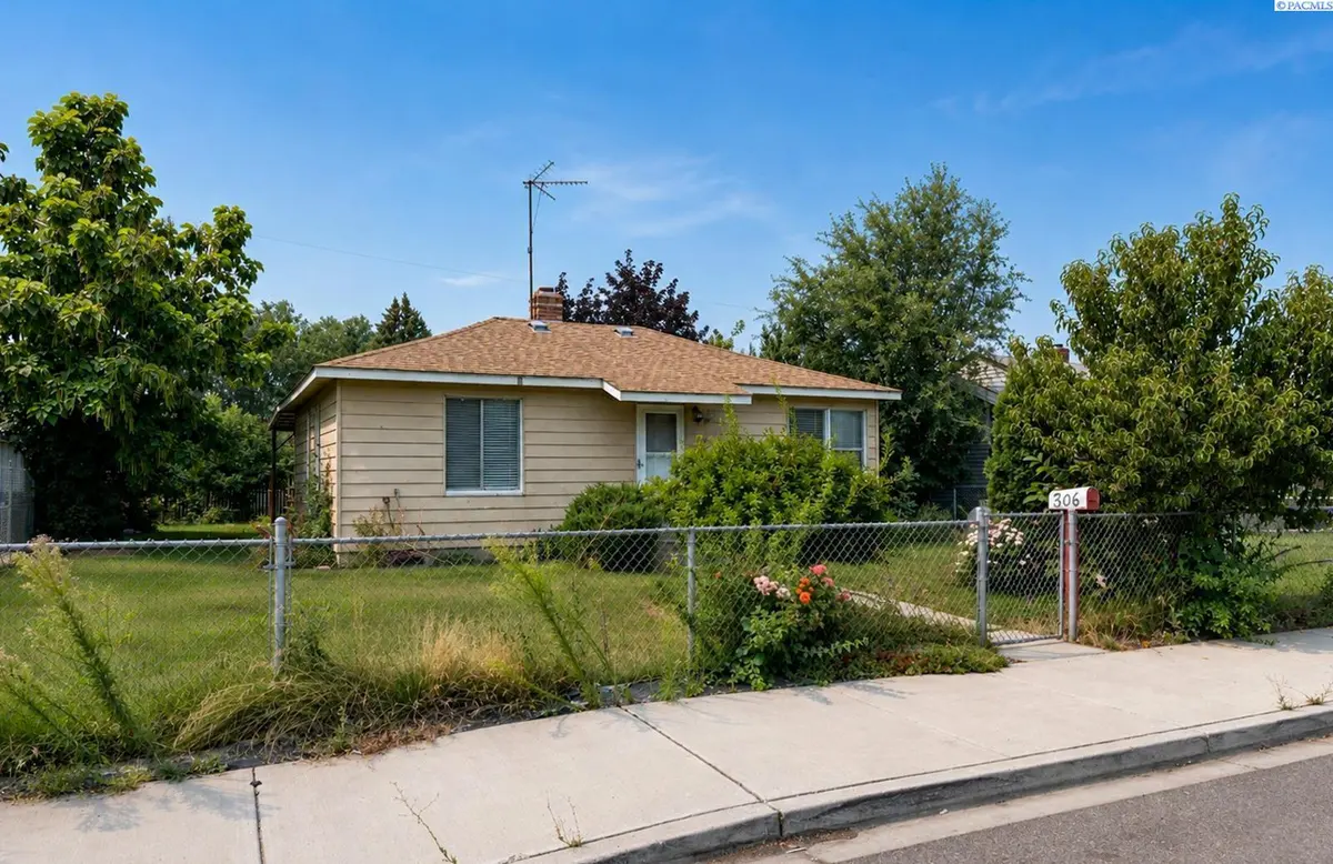 306 Adams Street, Grandview, WA 98930