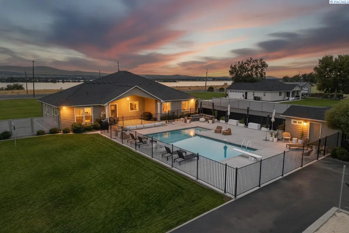 2477 Hanson Loop, Burbank, WA 99323