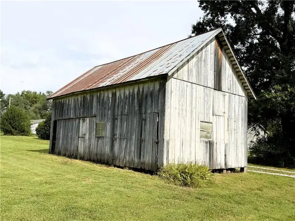 7799 3rd ST, Higginsville, MO 64037