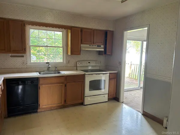6 Pembroke RD, Washingtonville, NY 10992