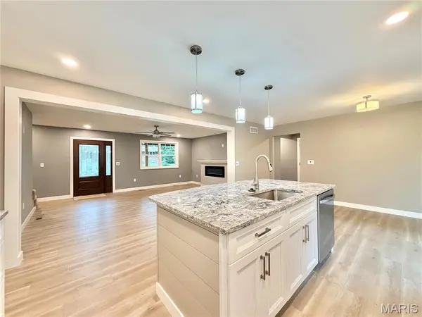 609 Johnny DR, Maryville, IL 62062